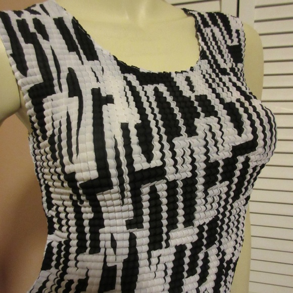 Y2K Essentials by Milano Black White Tank Top Geometric Casual Chic Femme Preppy - Picture 7 of 8